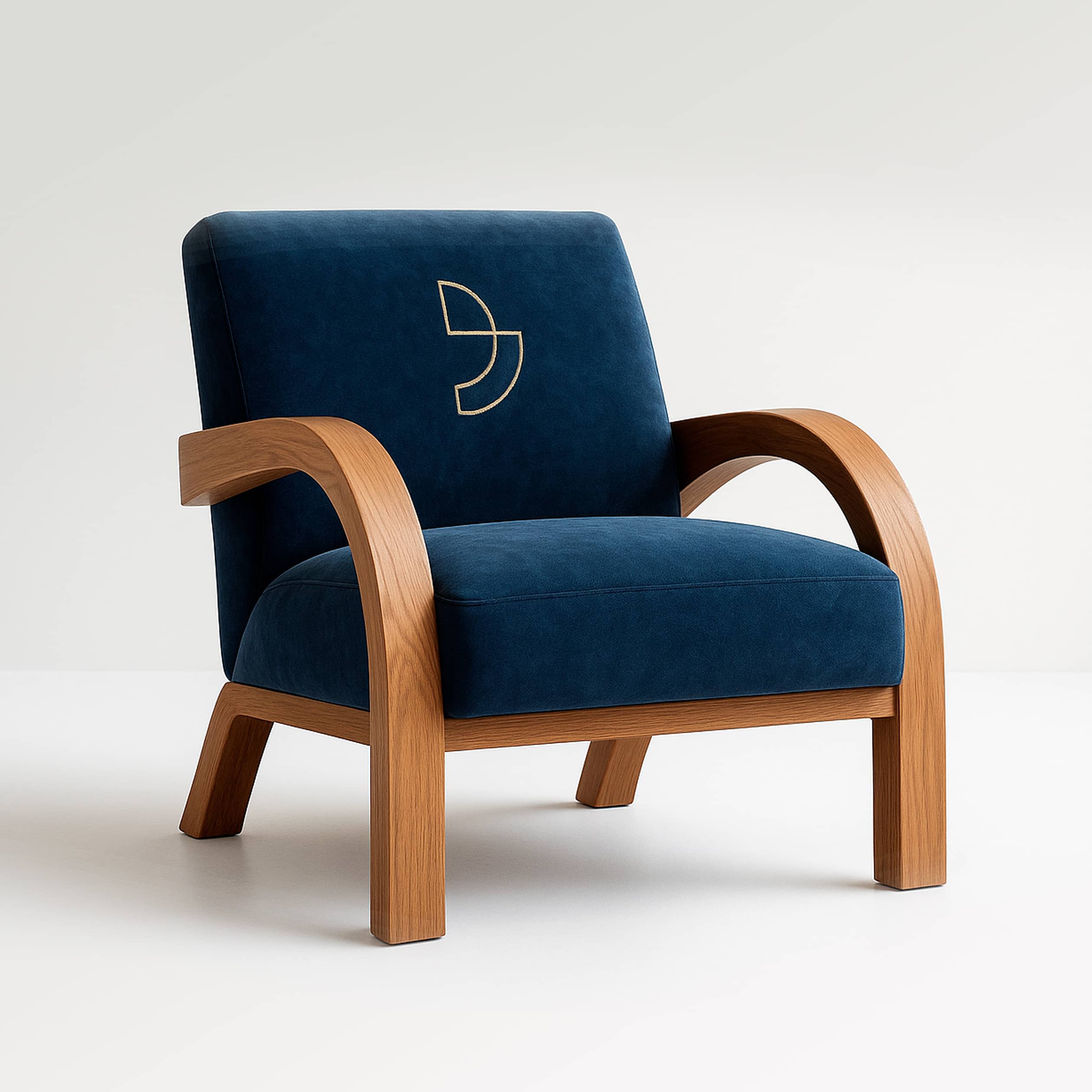 Fauteuil design bois et tissu bleu.