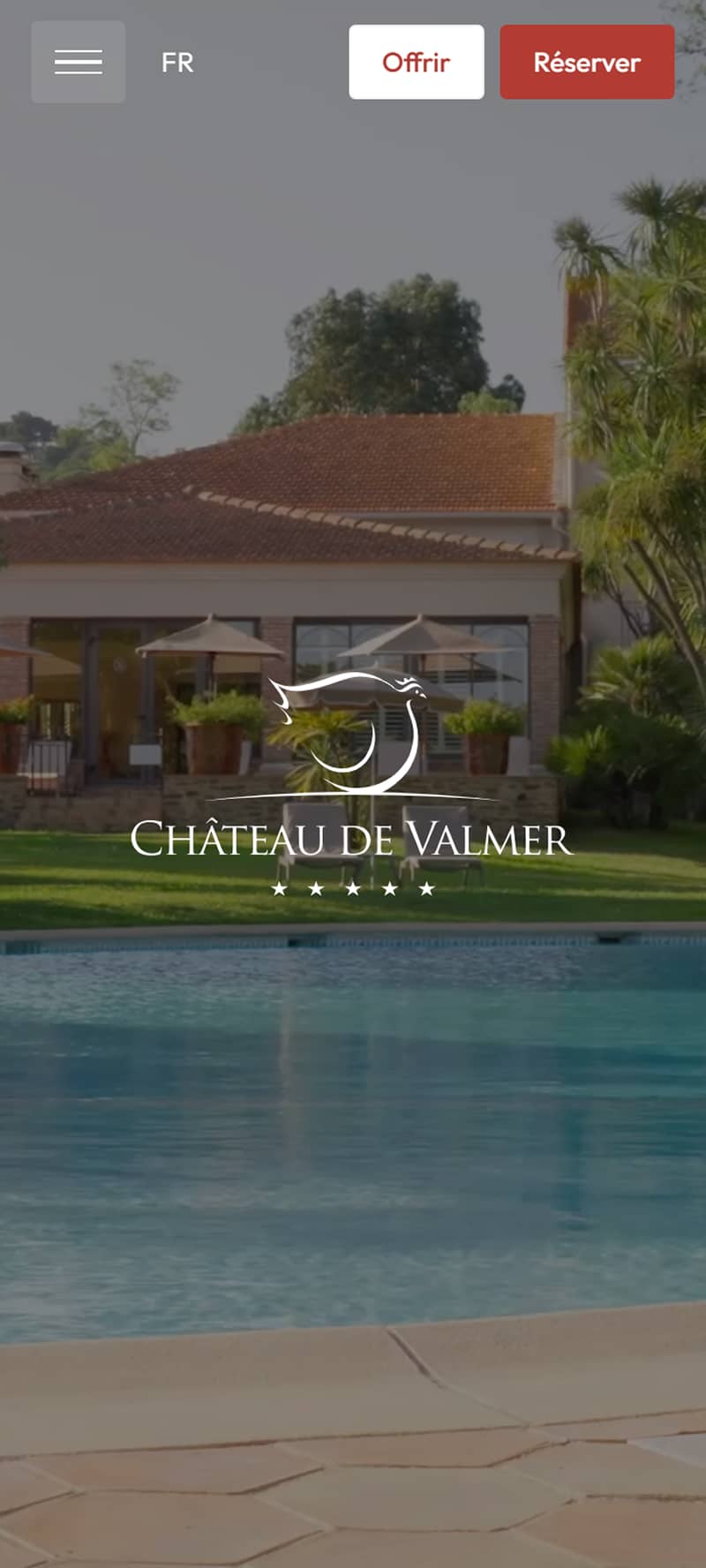 Château près de piscine et jardins luxuriants.