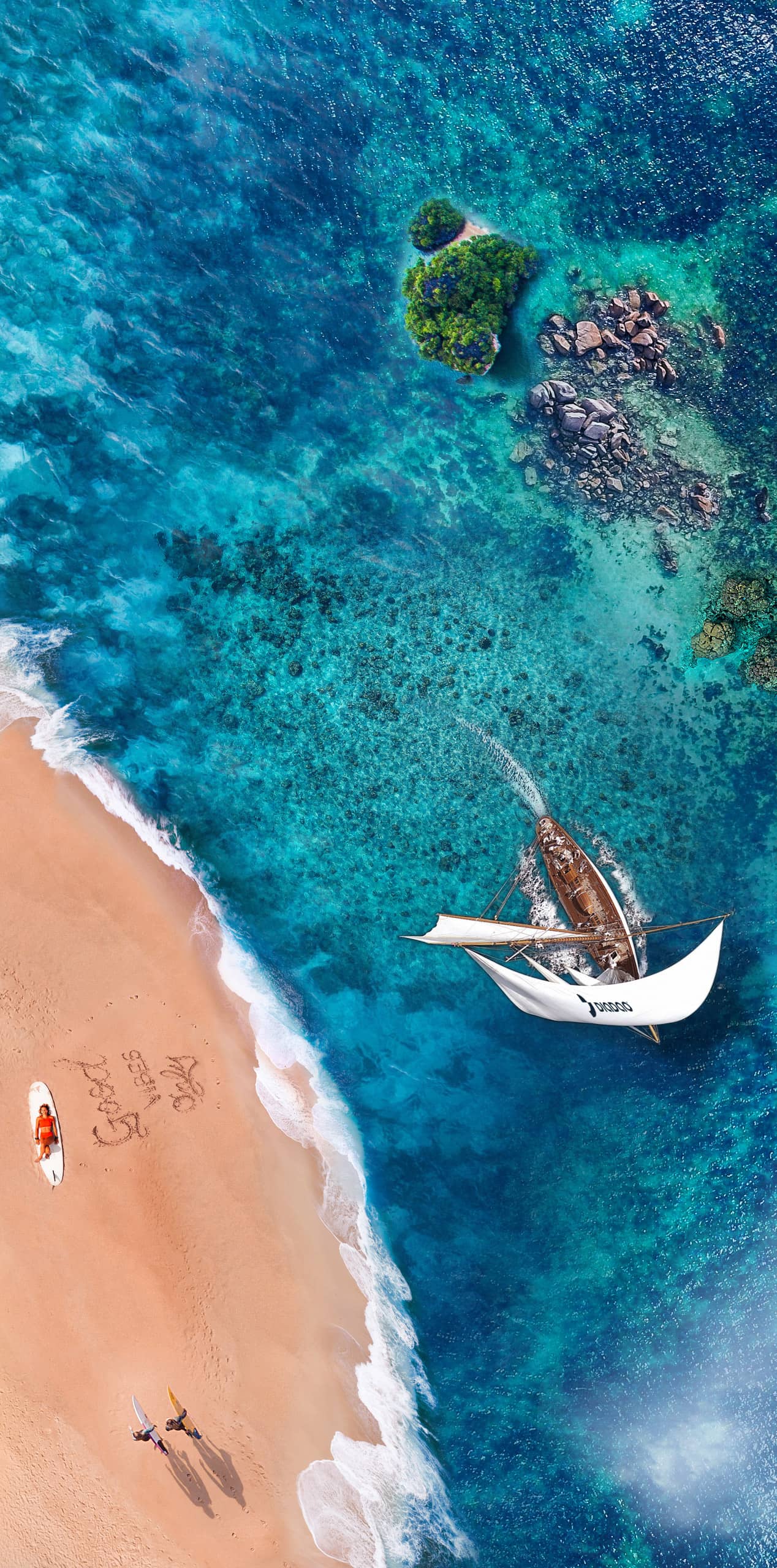 Plage, voilier et personnes sur le sable.