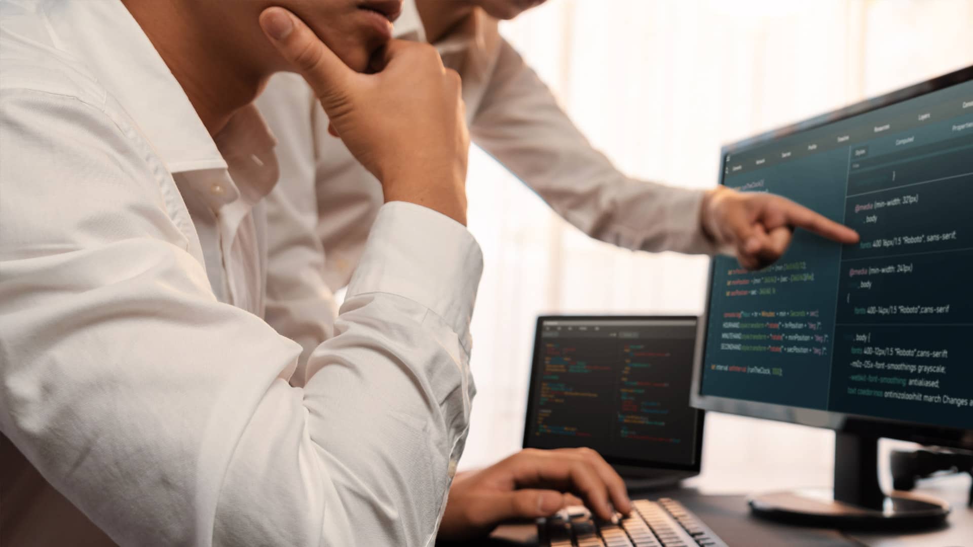 Personnes collaborant sur du code informatique - agence de communication montpellier – Diadao