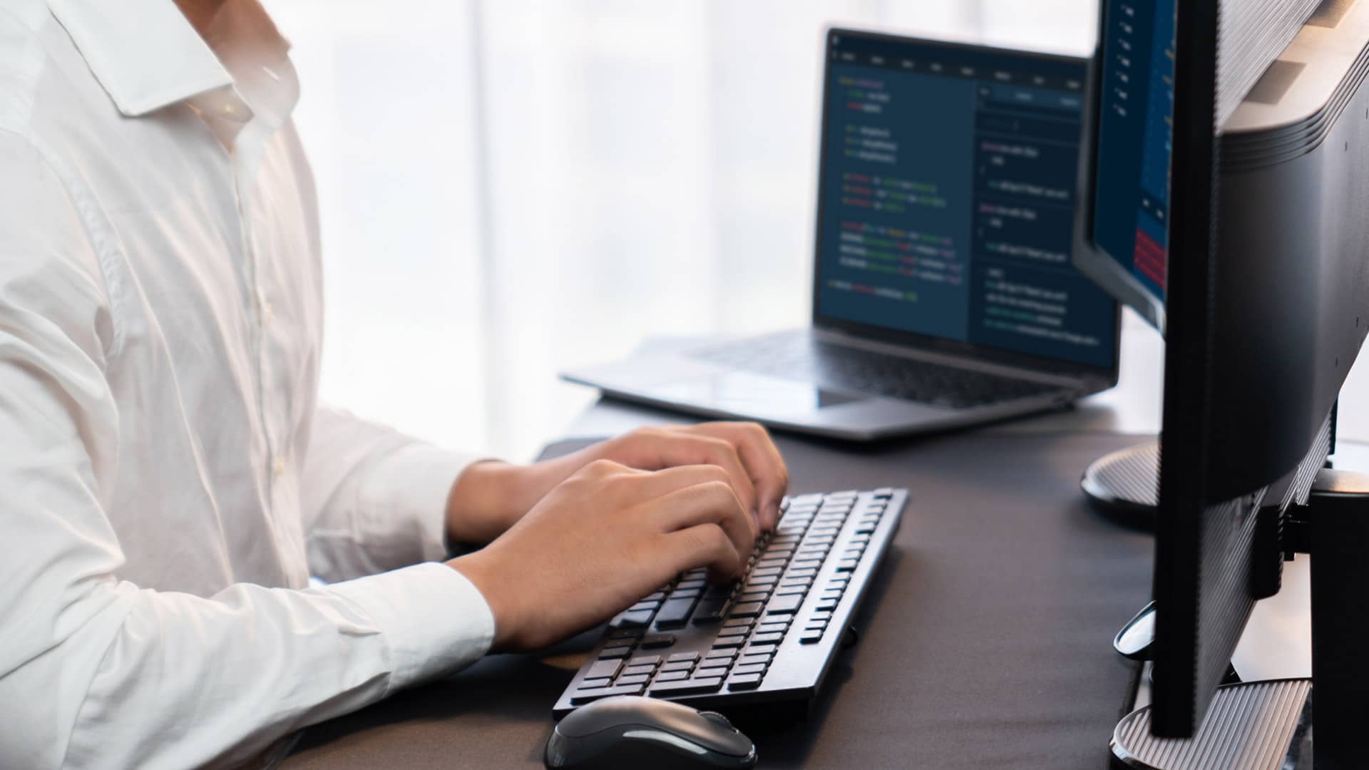 Personne tapant au clavier devant ordinateur - agence de communication montpellier – Diadao
