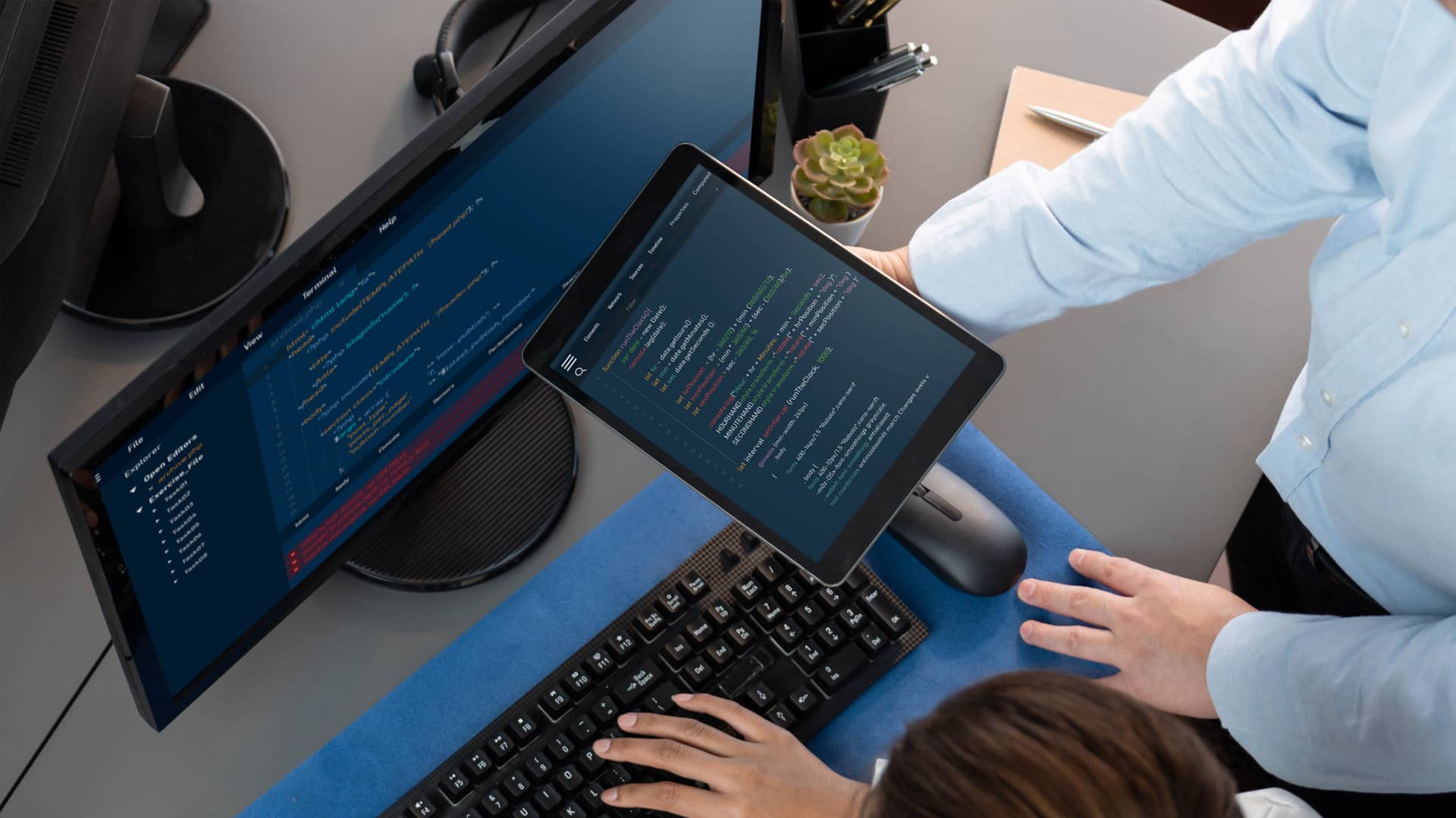 Personne analysant du code informatique sur écran et tablette - agence de communication montpellier – Diadao