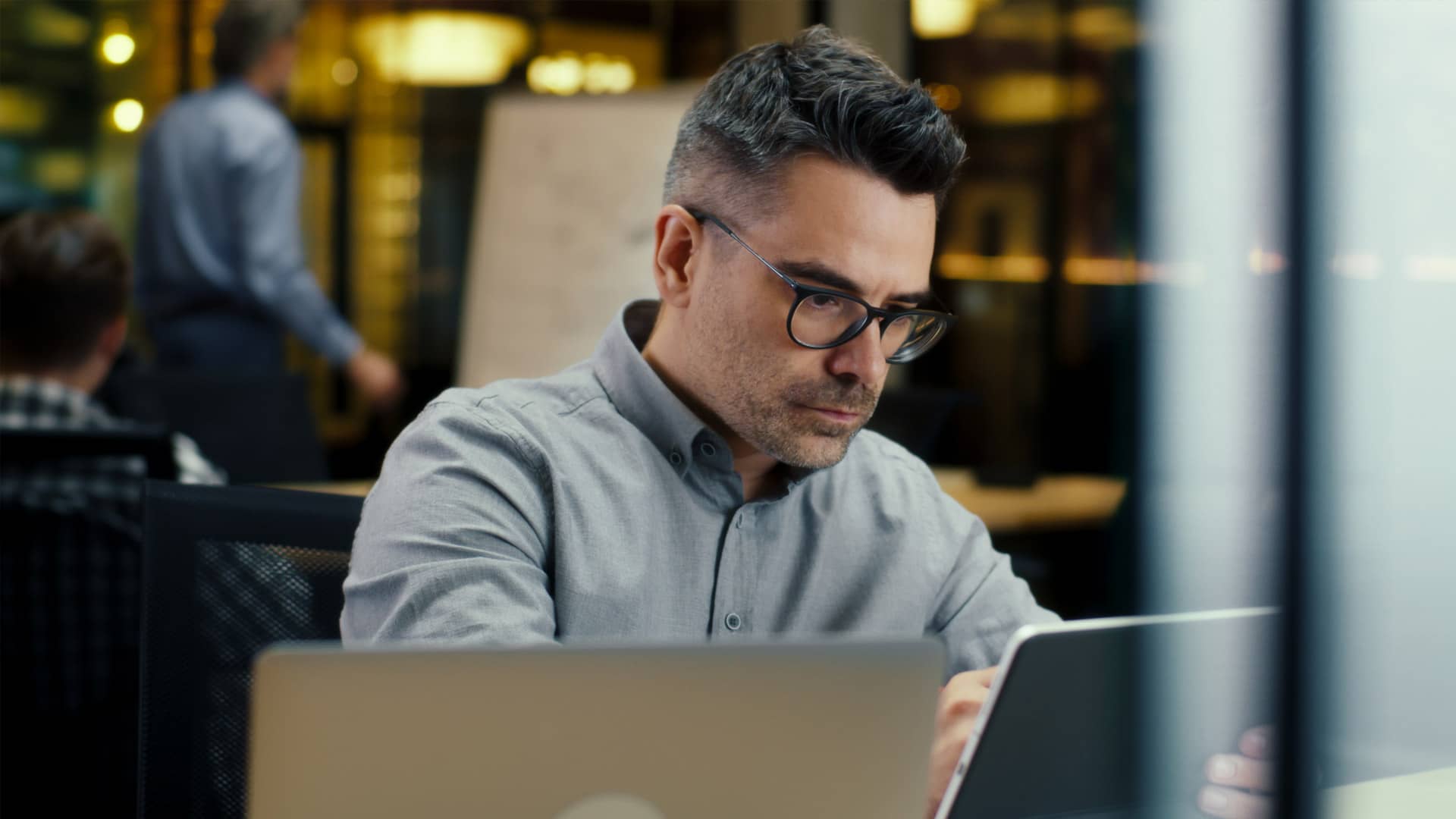 homme avec lunettes concentré - agence de communication montpellier – Diadao
