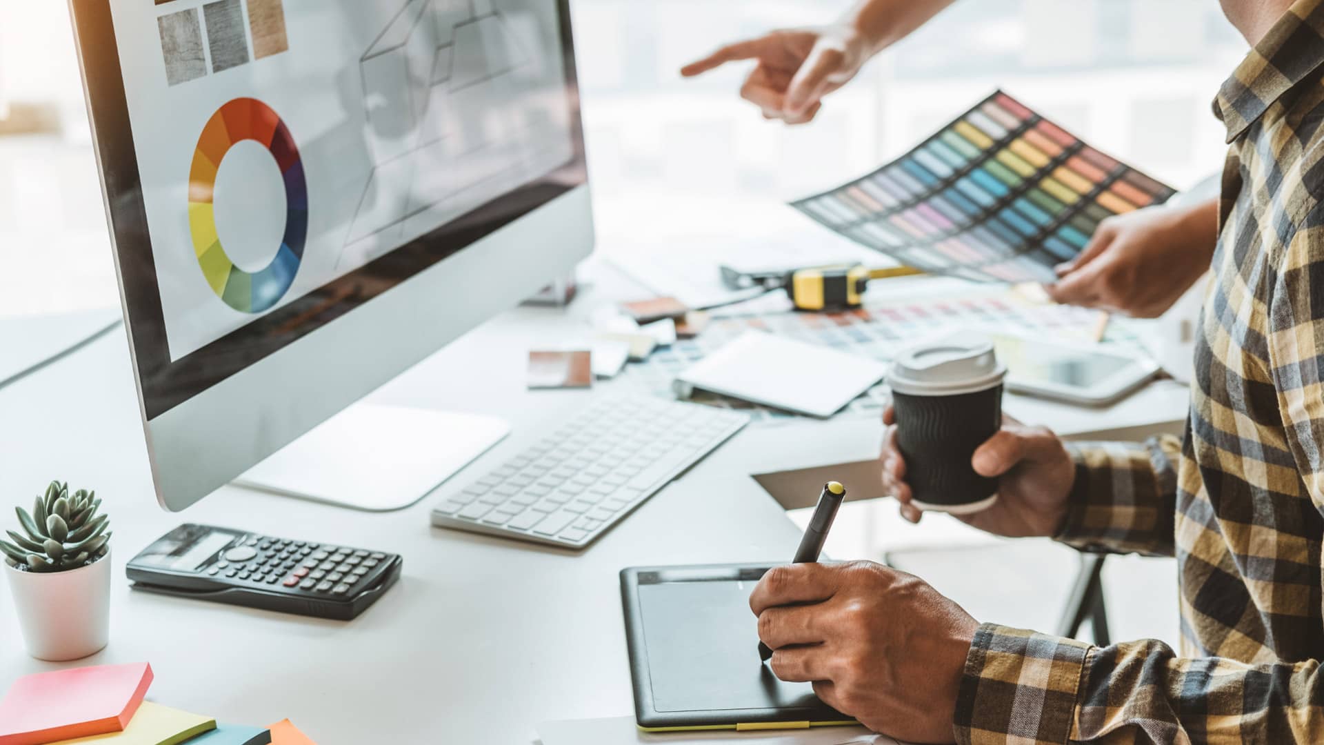 Personnes travaillant sur des concepts de design graphique - agence de communication montpellier – Diadao