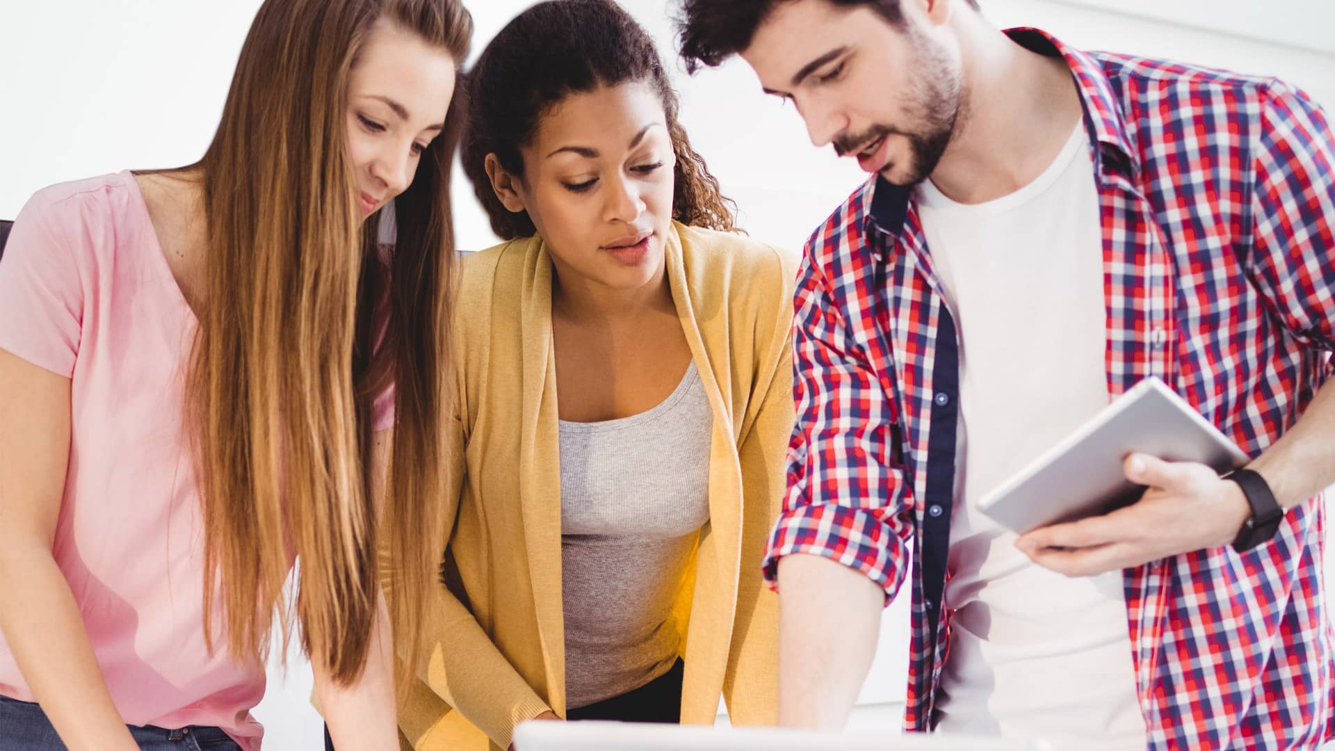 Trois personnes collaborant devant un ordinateur - agence de communication montpellier – Diadao