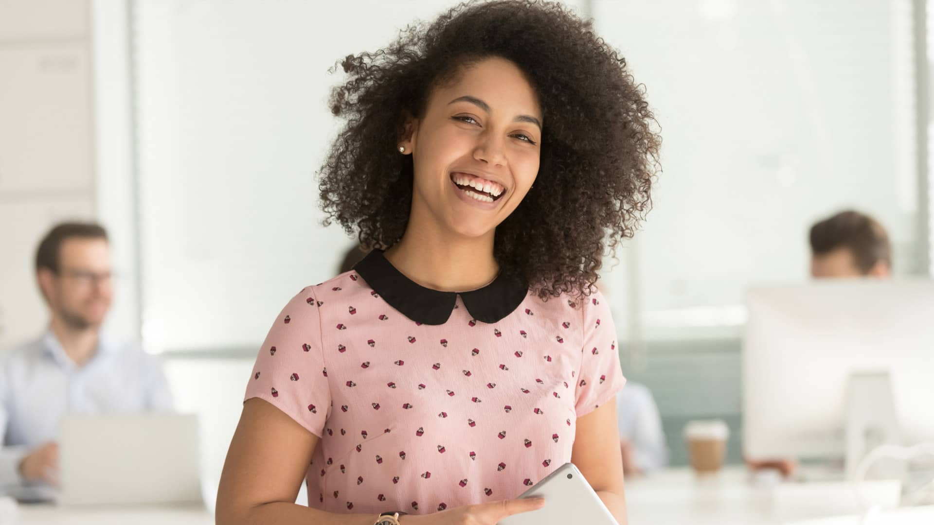 Femme souriante avec haut rose - agence de communication montpellier – Diadao