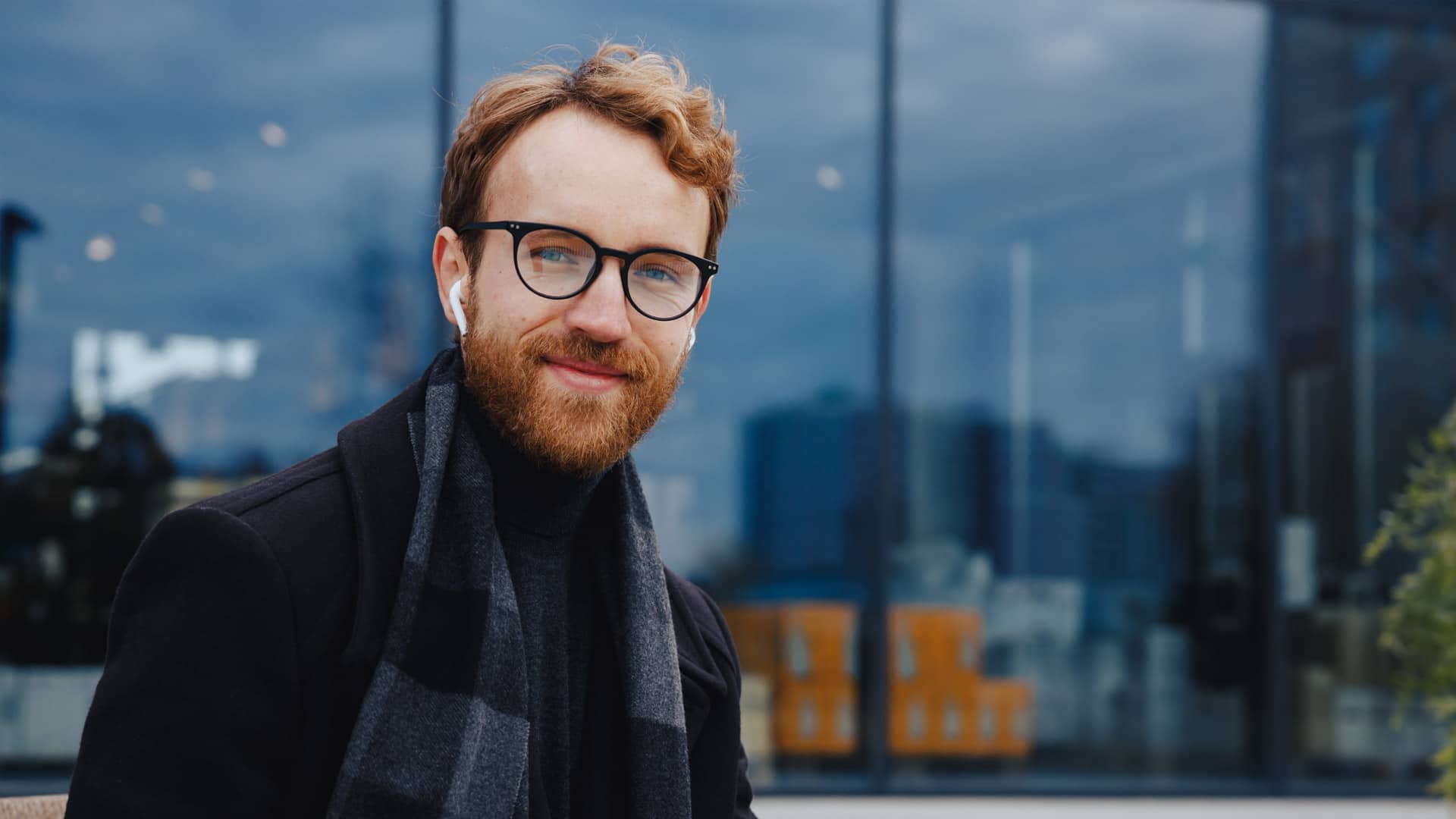 Homme avec écouteurs souriant - agence de communication montpellier – Diadao