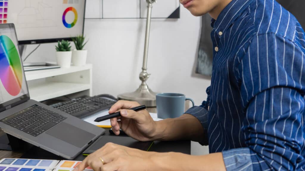 Designer travaillant sur palette de couleurs numérique - agence de communication montpellier – Diadao