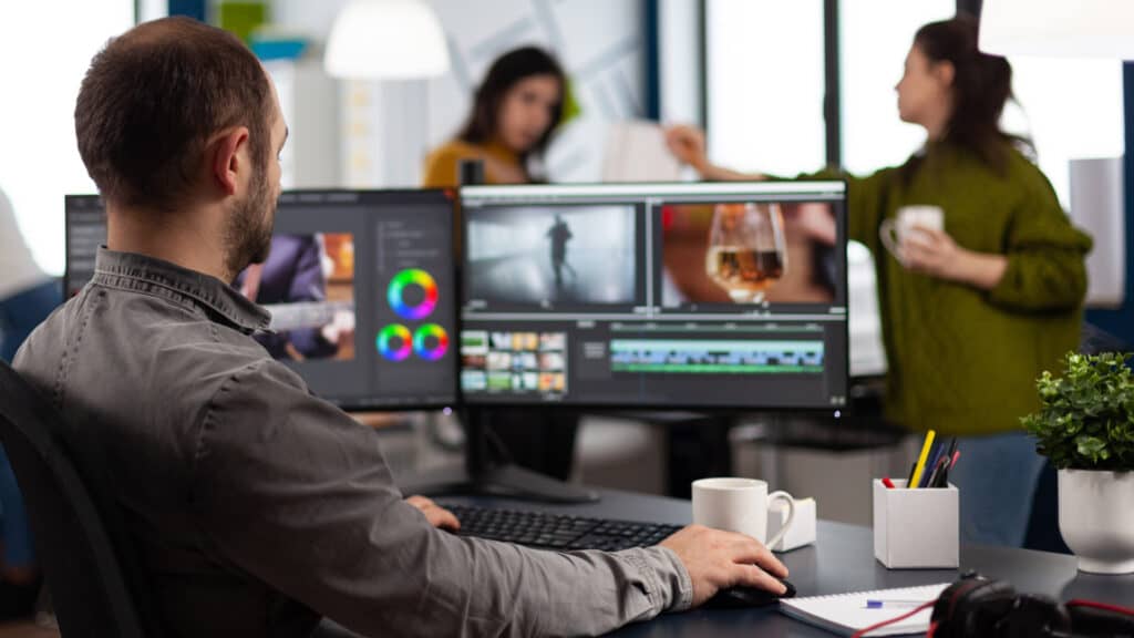 Personne éditant vidéo sur ordinateur au bureau - agence de communication montpellier – Diadao